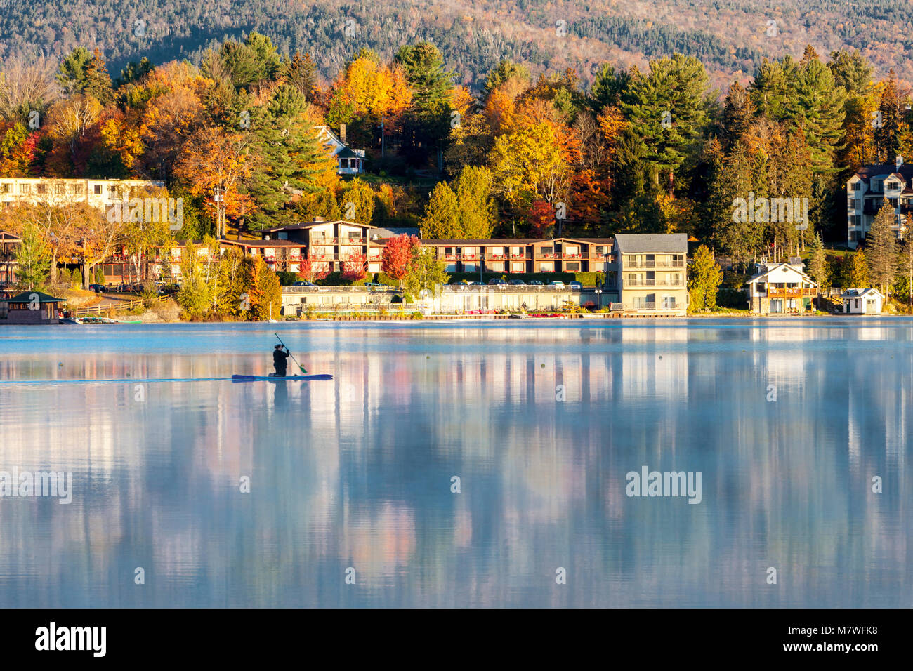 Lake Placid, New York. La mattina presto vista sul lago a specchio. Foto Stock