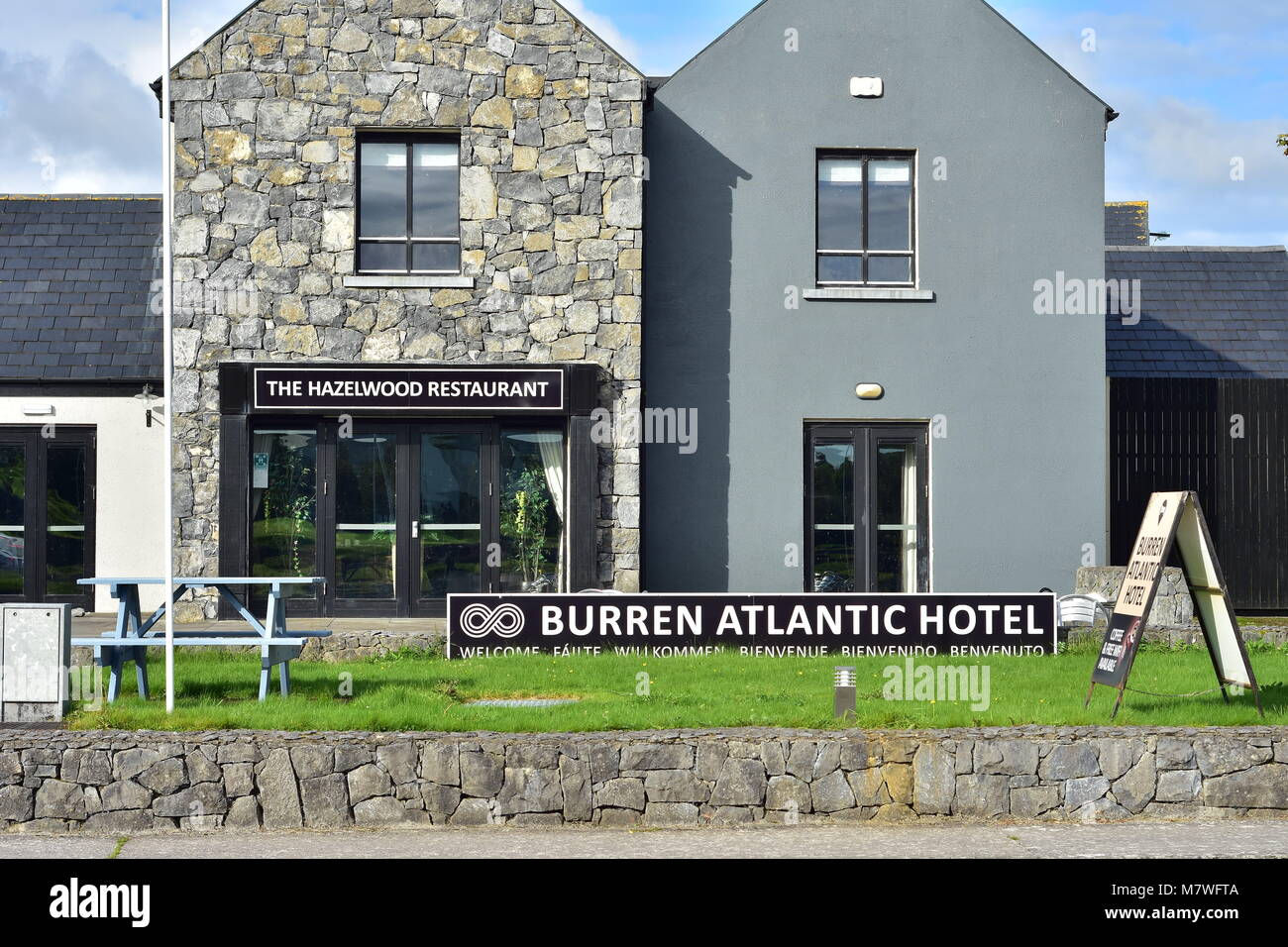Piccolo Burren Atlantic Hotel con ristorante nel villaggio di Ballyvaughan sulla costa atlantica di nell'Irlanda occidentale. Foto Stock