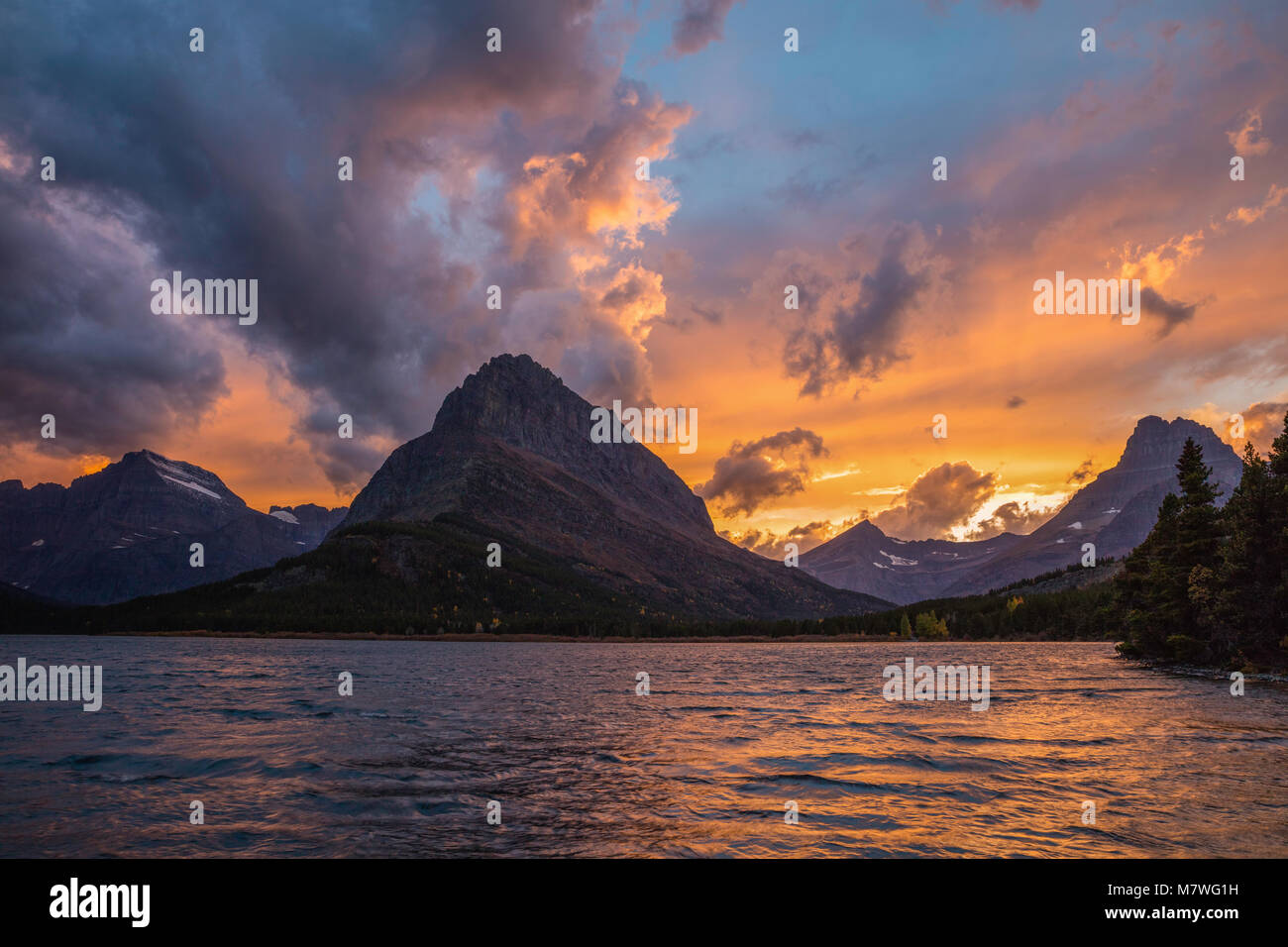 Tramonto sul lago Swiftcurrent, il Glacier National Park Montana Foto Stock