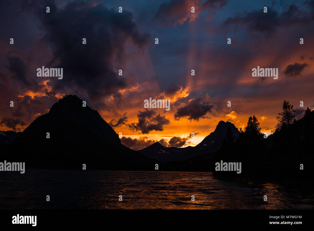 Tramonto sul lago Swiftcurrent, il Glacier National Park Montana Foto Stock