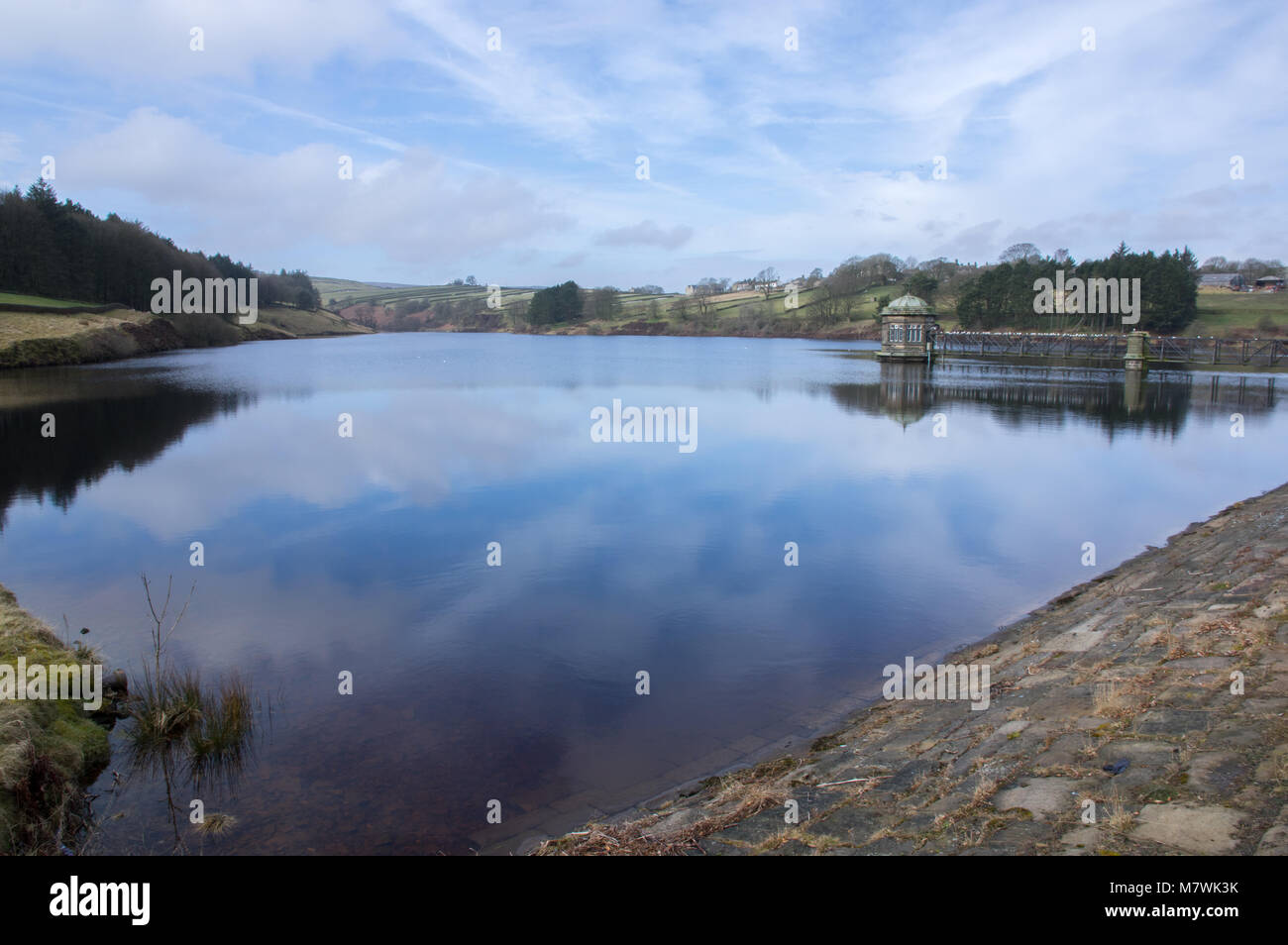 Abbassare il serbatoio Laithe, Howarth, West Yorkshire, Inghilterra Foto Stock