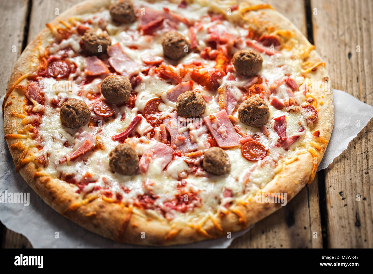 Festa di carne Pizza col prosciutto, pancetta, carni bovine Foto Stock