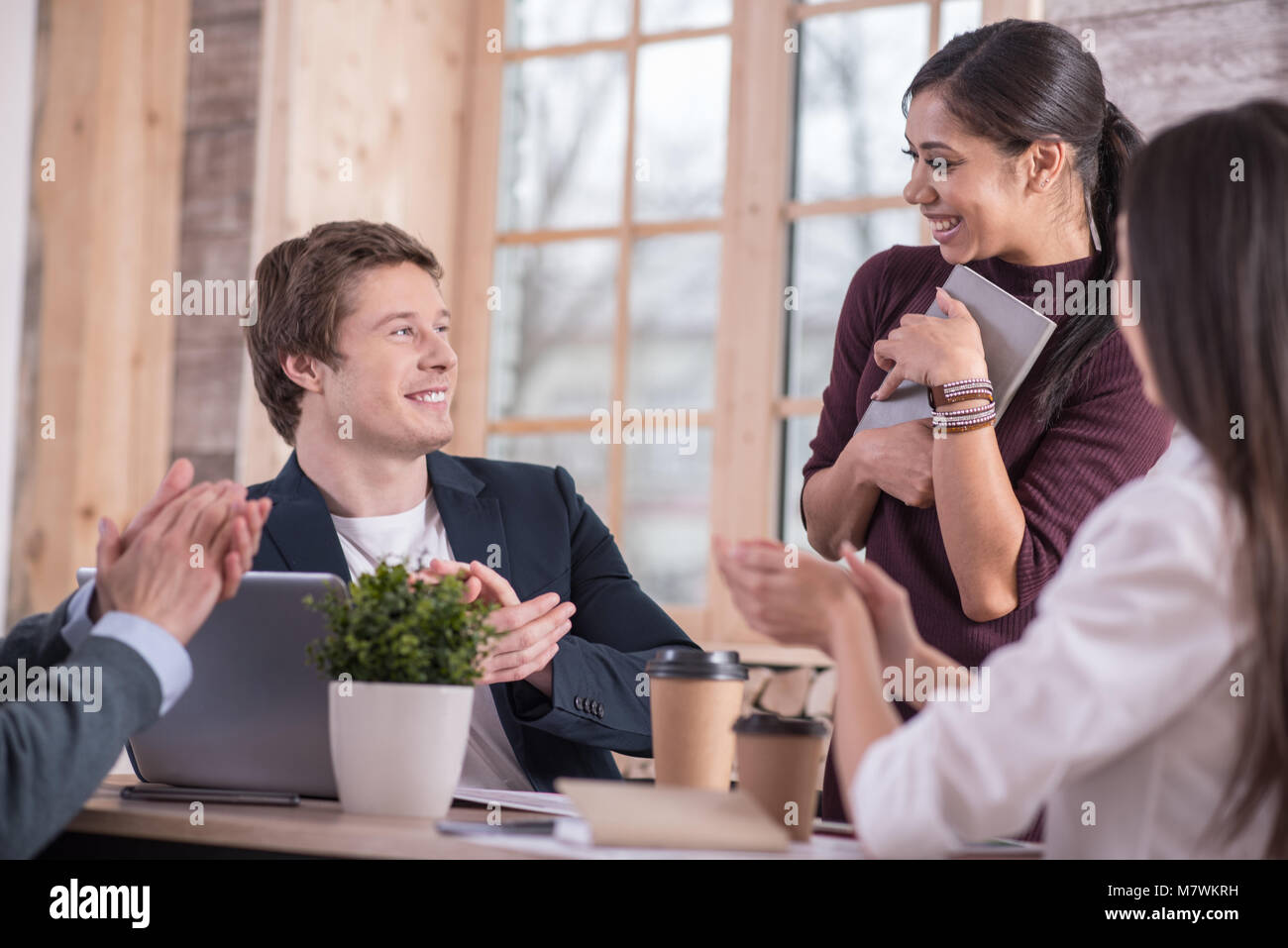Gioiosa giovani sostenendo il loro collega Foto Stock