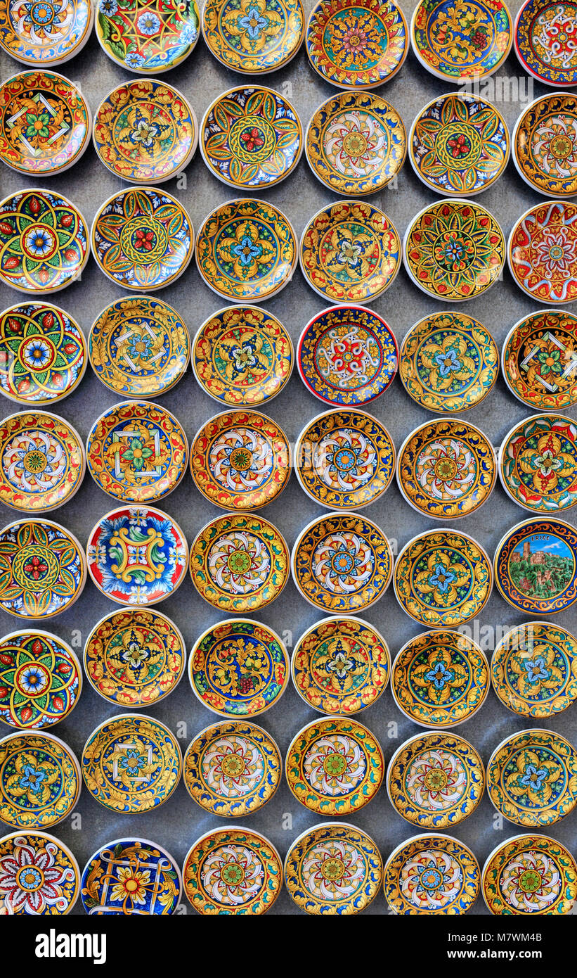 Dipinto di piastre in ceramica in un negozio di ceramiche, Sicilia, Italia Foto Stock