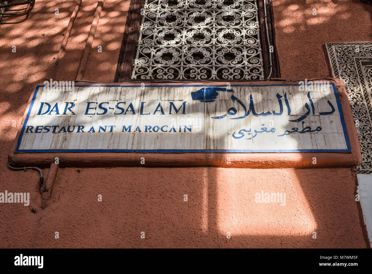 Marrakech, Marocco - 8 Dicembre 2016: Ristorante segno del Dar Es-Salam a Marrakech, Marocco. Sun spot sulla parete. Foto Stock