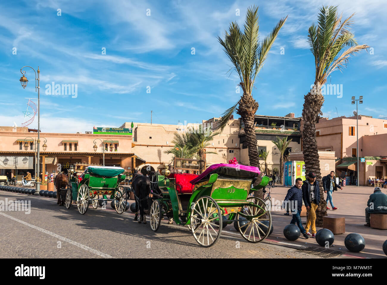 Marrakech, Marocco - 8 Dicembre 2016: carrozze trainate da cavalli in attesa per i turisti a Marrakech, Marocco, Africa. Foto Stock
