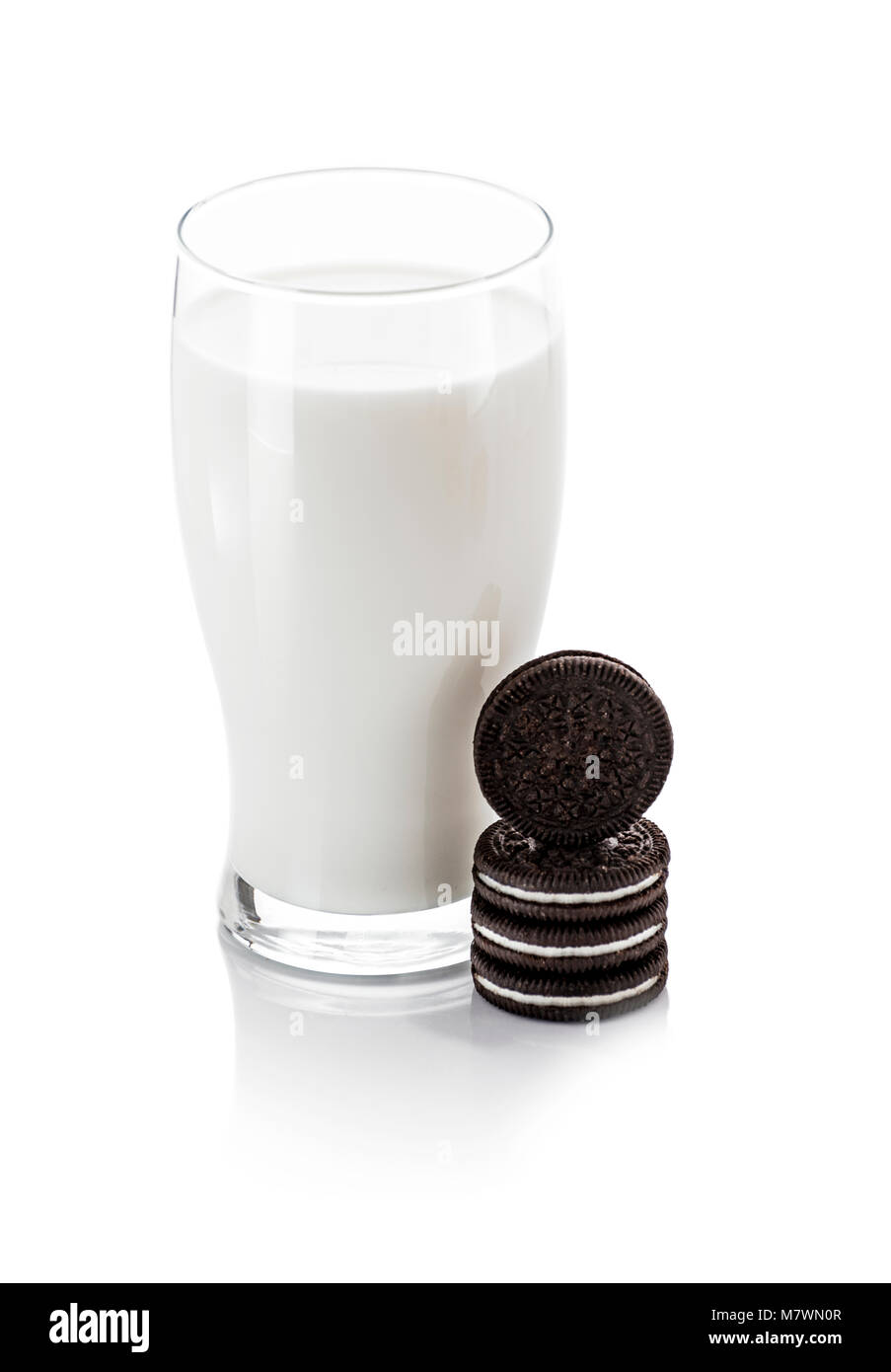 La colazione latte di vetro con biscotti al cioccolato su sfondo bianco Foto Stock