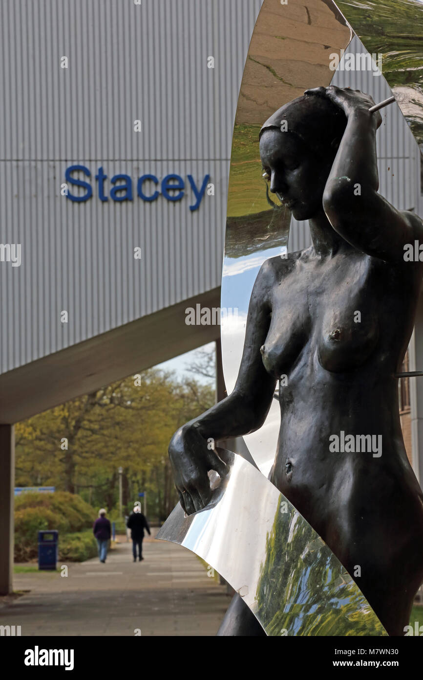 Huella Humana statua al di fuori del Stacey edificio, Università di Kent, Canterbury, Regno Unito. Foto Stock