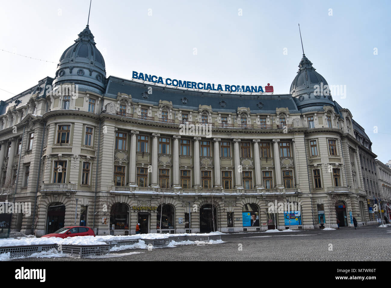 Bucarest, Romania. Febbraio 3, 2017. La sede centrale del rumeno Comercial Bank (Banca Comerciala Romana). University Square (Piata Universitatii) Foto Stock