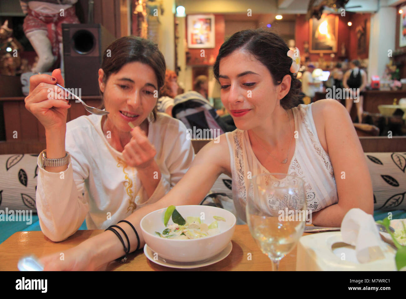Thailandia, Bangkok, Banglamphu, ristorante, due donne, turisti, Foto Stock