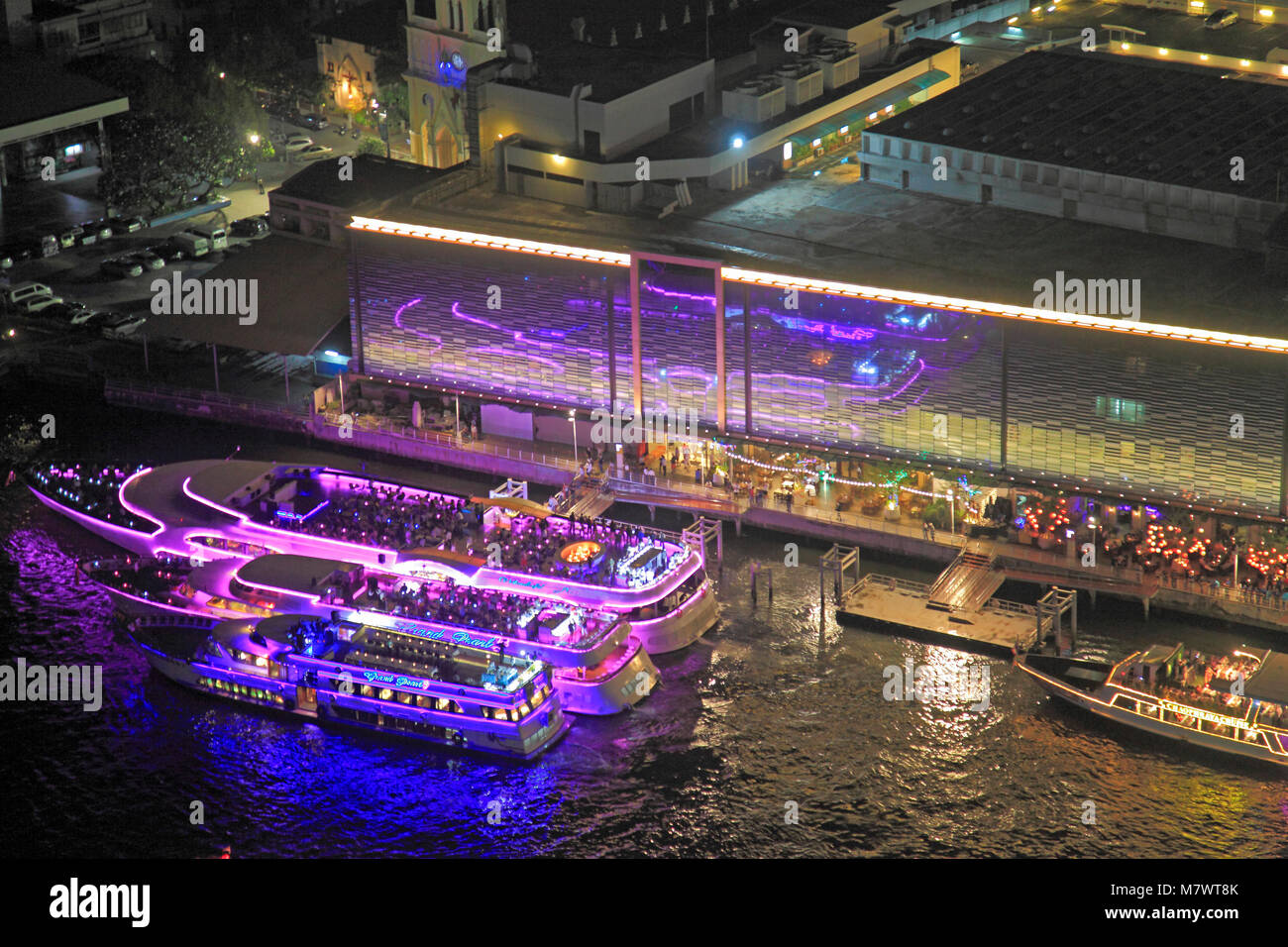 Tailandia Bangkok; River City Shopping Mall, il fiume Chao Phraya, barche Foto Stock