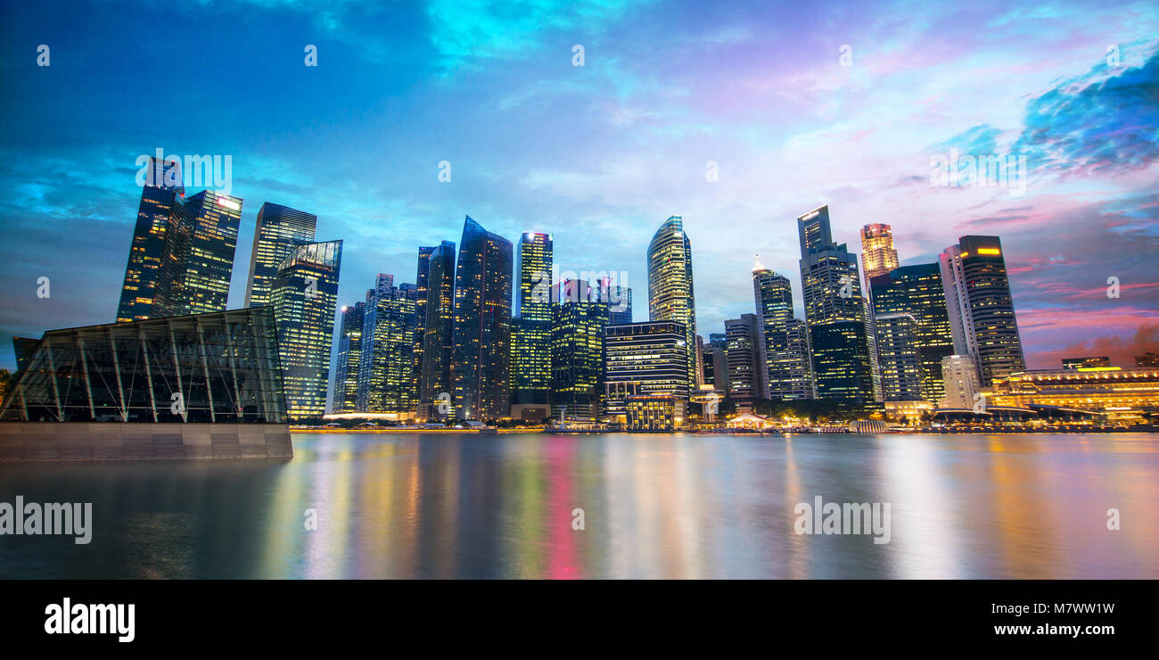 Singapore skyline del quartiere finanziario di notte Foto Stock