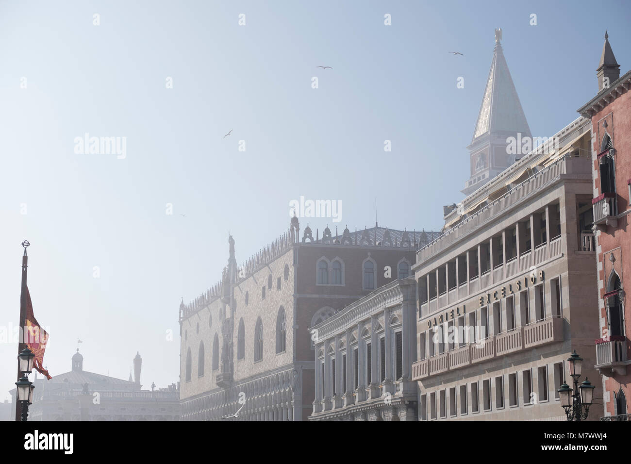 Venezia, Italia: Campanile di San Marco e il Palazzo Ducale, parzialmente avvolto nella nebbia. Marzo 2018 Foto Stock