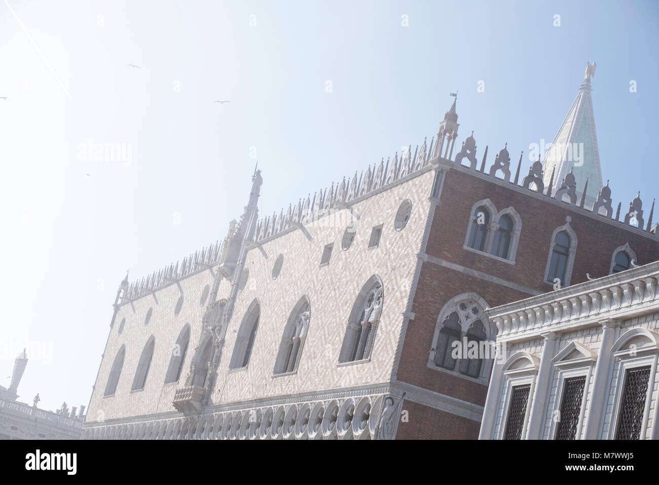 Campanile di San Marco e il Palazzo Ducale di Venezia, nella nebbia Foto Stock