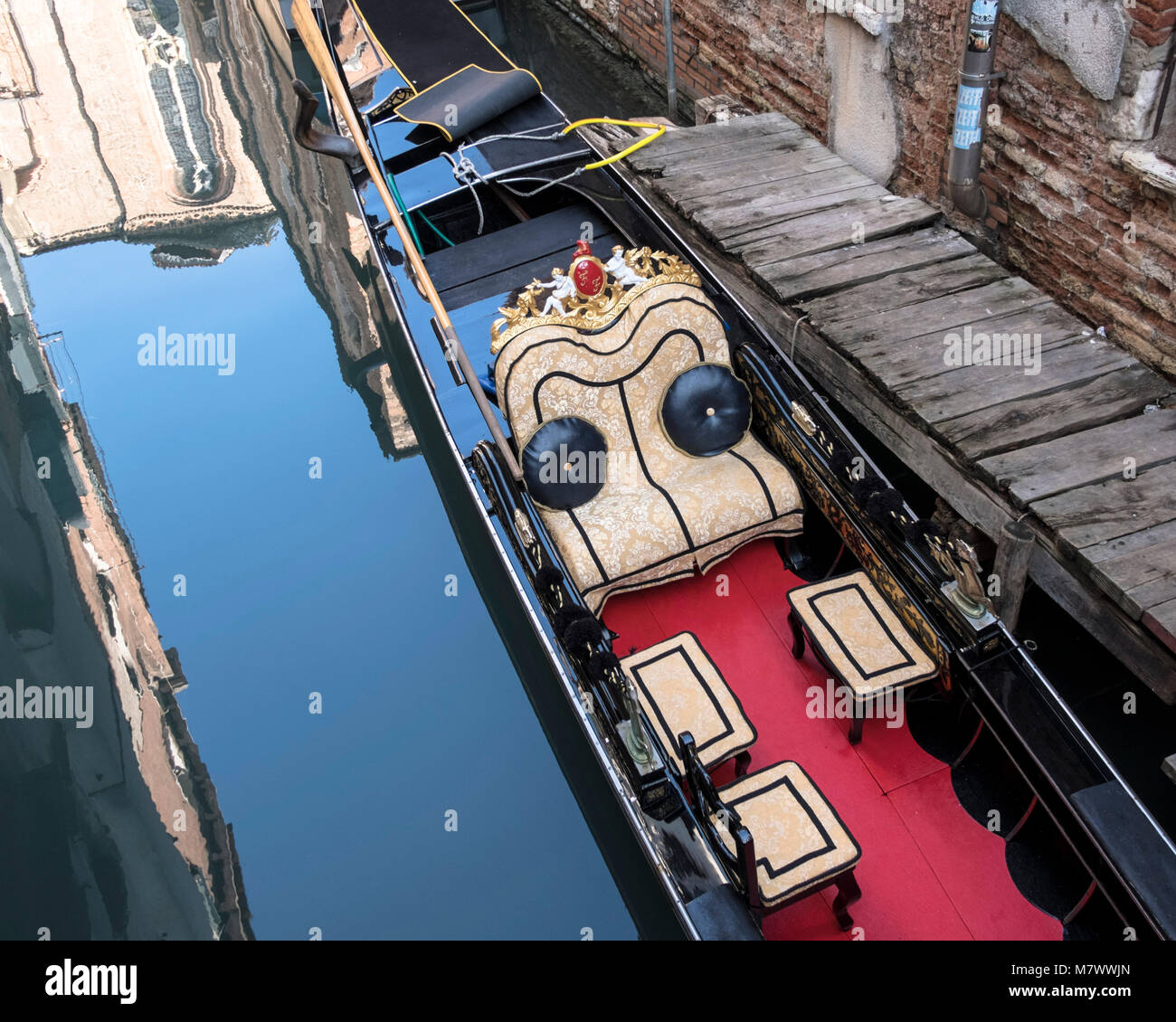 Gondola tradizionale in un canale di Venezia, Italia Foto Stock