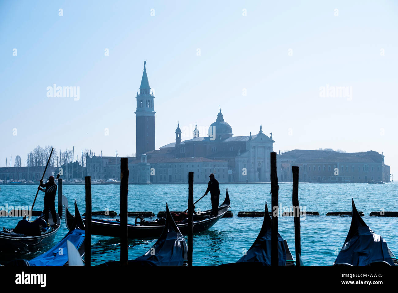 Venezia, Italia: San Giorgio Maggiore, visto dal centro storico, con il gondoliere passando davanti Foto Stock