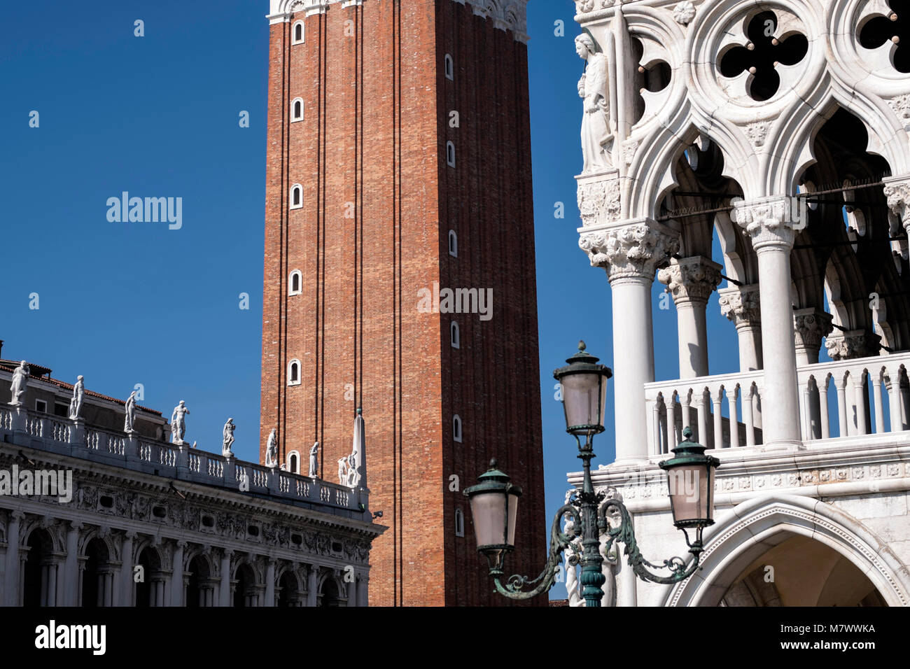 Campanile di San Marco e il Palazzo Ducale di Venezia, Italia Foto Stock