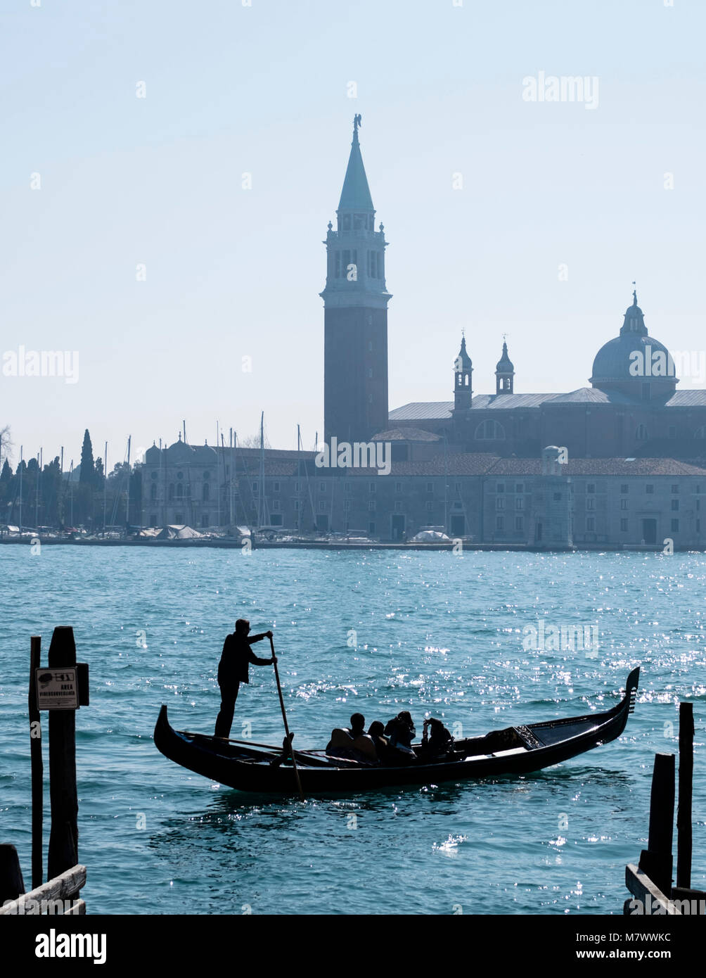 Venezia, Italia: San Giorgio Maggiore, con un gondoliere davanti Foto Stock
