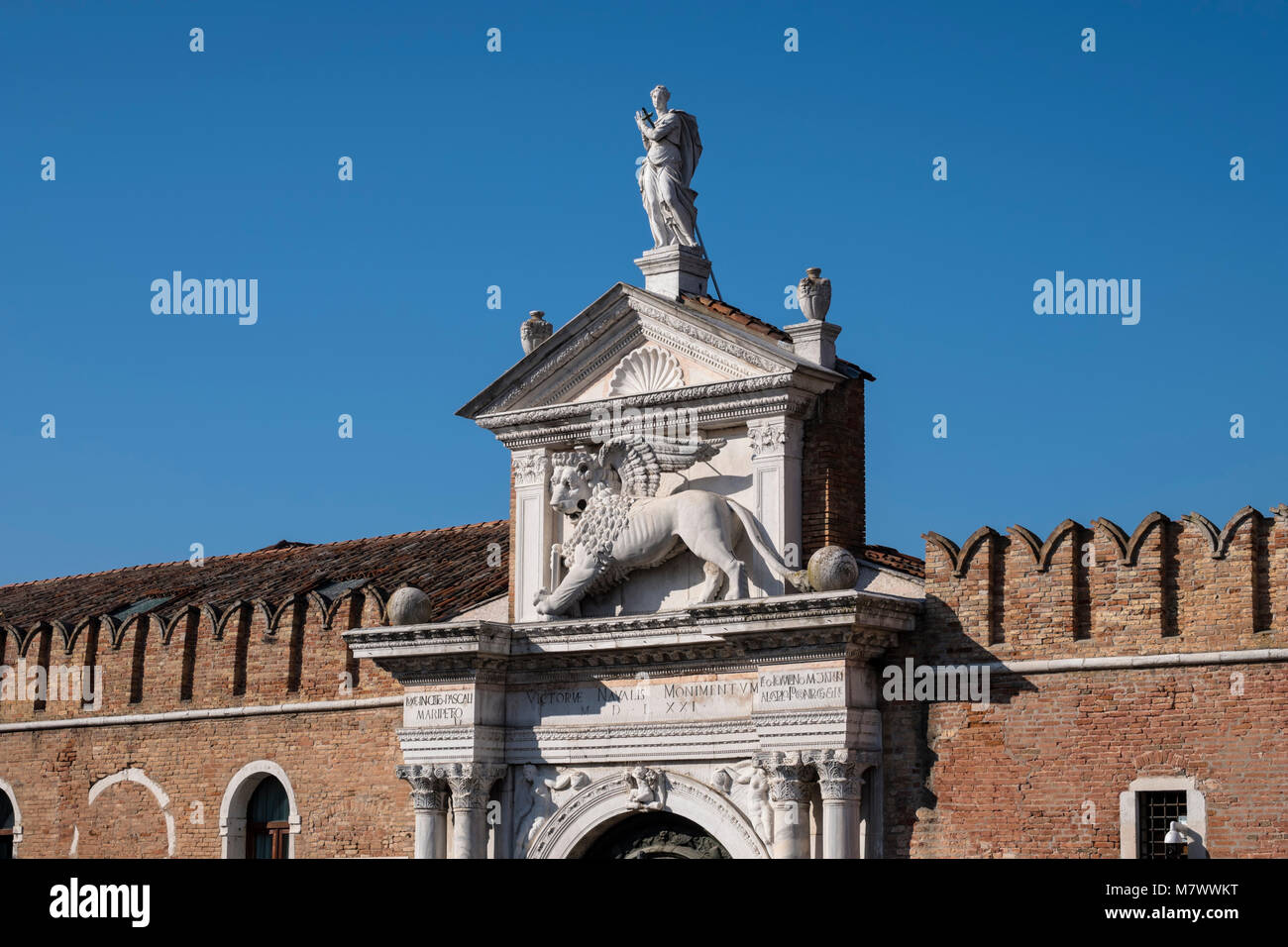 Porta di ingresso di rilievo con Leone di Venezia, Arsenale di Venezia Foto Stock