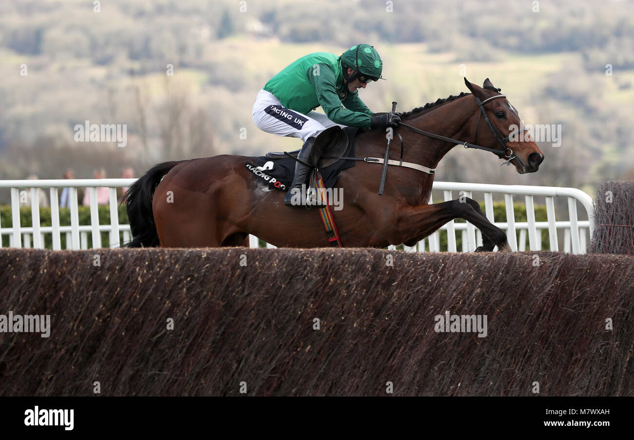 Bracconiere cavalcato da Walsh Rubino salta una riga prima di andare a vincere il Racing Post Arkle Challenge Trophy novizi' Chase campione durante il giorno del 2018 Cheltenham Festival a Cheltenham Racecourse. Foto Stock