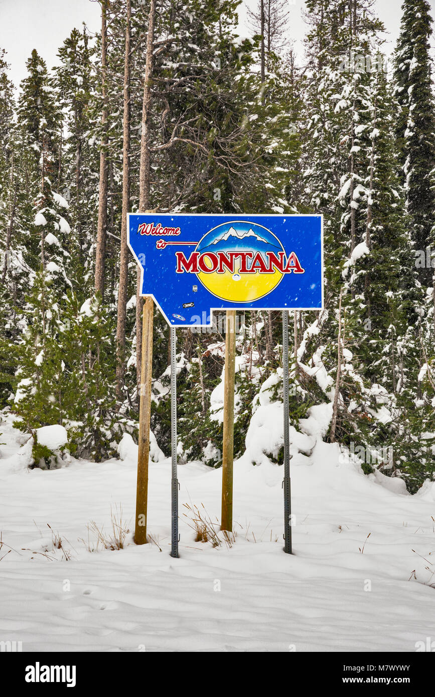 Montana segno di benvenuto in inverno a perso il sentiero passa nella Bitterroot Mountains, Montana, USA Foto Stock