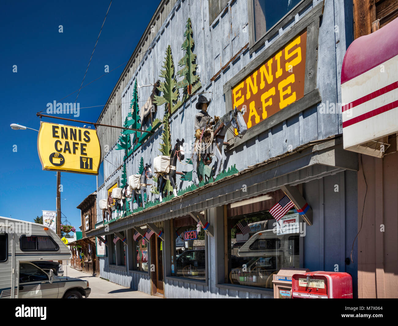 Ennis Cafe vetrina sulla strada principale di Ennis, Madison Valley, Montana, USA Foto Stock