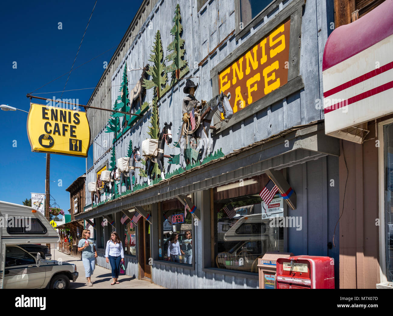 Ennis Cafe vetrina sulla strada principale di Ennis, Madison Valley, Montana, USA Foto Stock