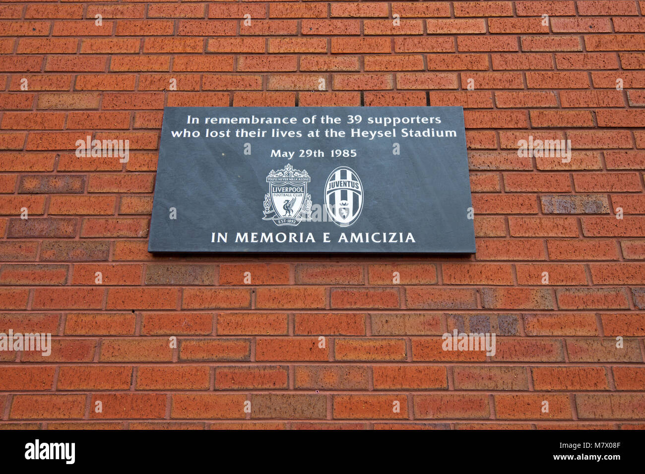 Placca a Liverpool Football Club in memoria dei 39 le persone che hanno perso la vita nell'Heysel Stadium disaster nel 1985. Foto Stock