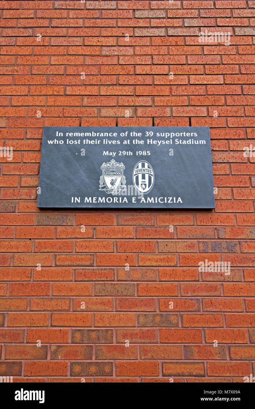 Placca a Liverpool Football Club in memoria dei 39 le persone che hanno perso la vita nell'Heysel Stadium disaster nel 1985. Foto Stock