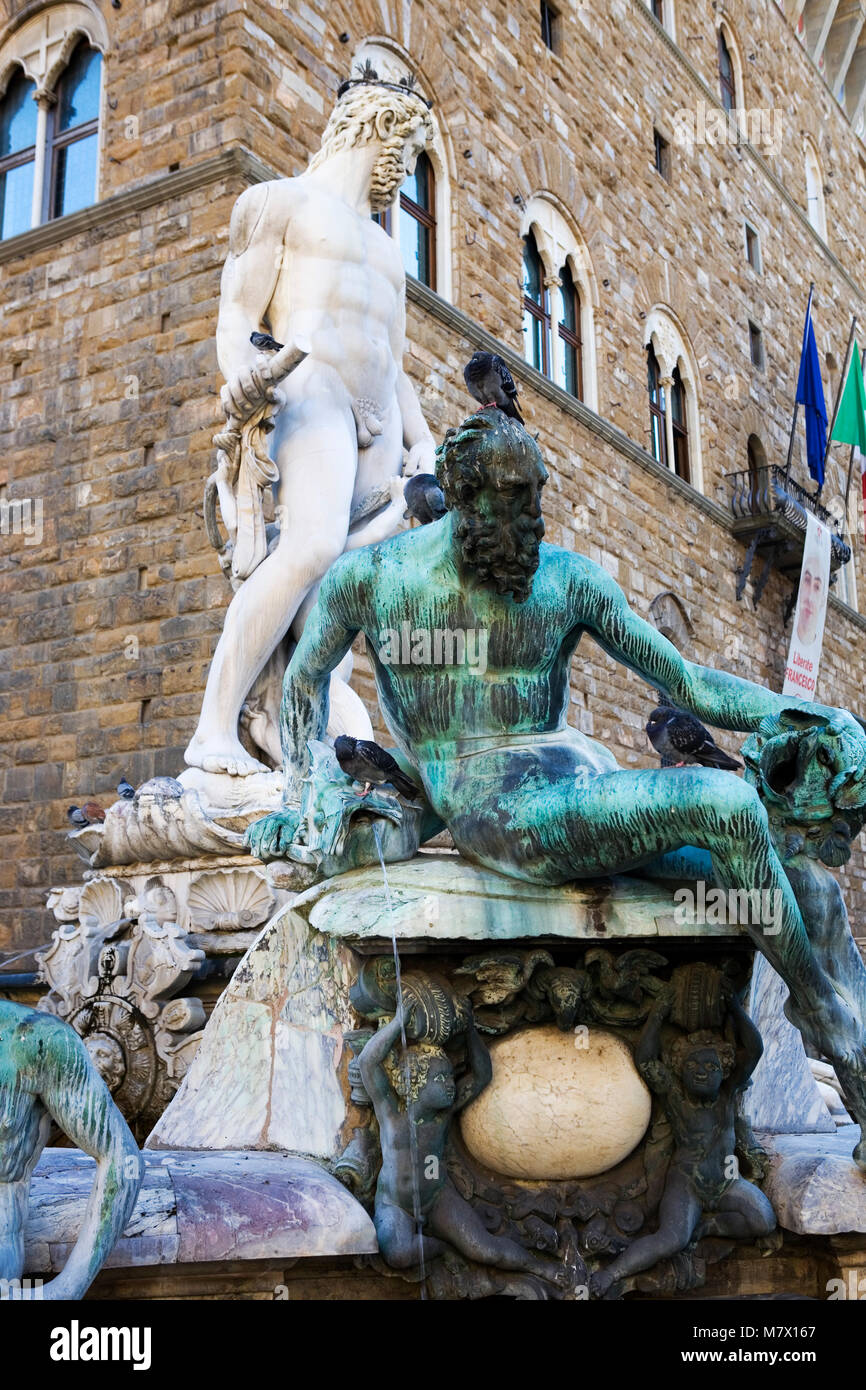 Il Palazzo Vecchio e la fontana del Nettuno, Piazza della Signoria, Firenze, Toscana, Italia Foto Stock