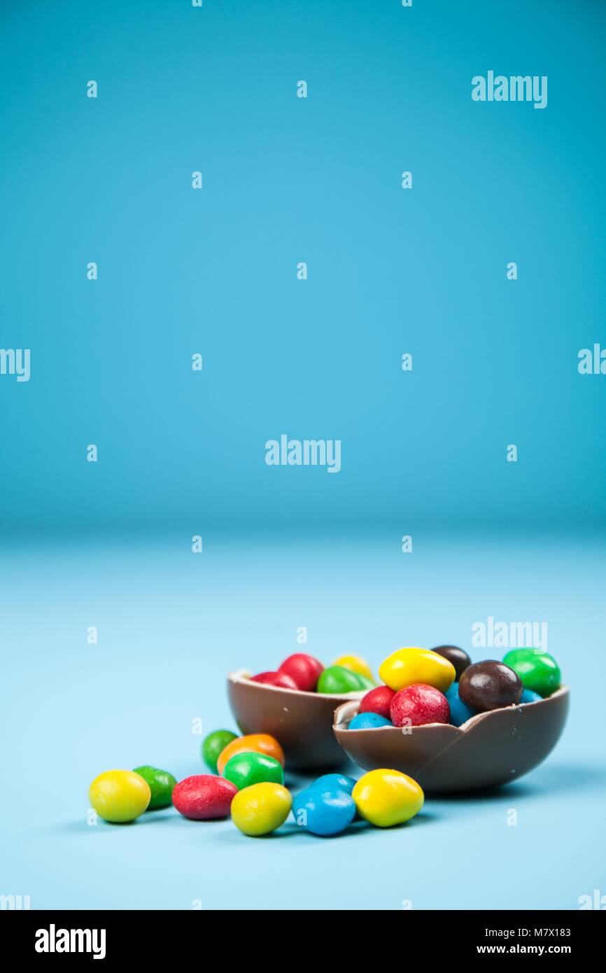 Le uova di pasqua su sfondo blu Foto Stock