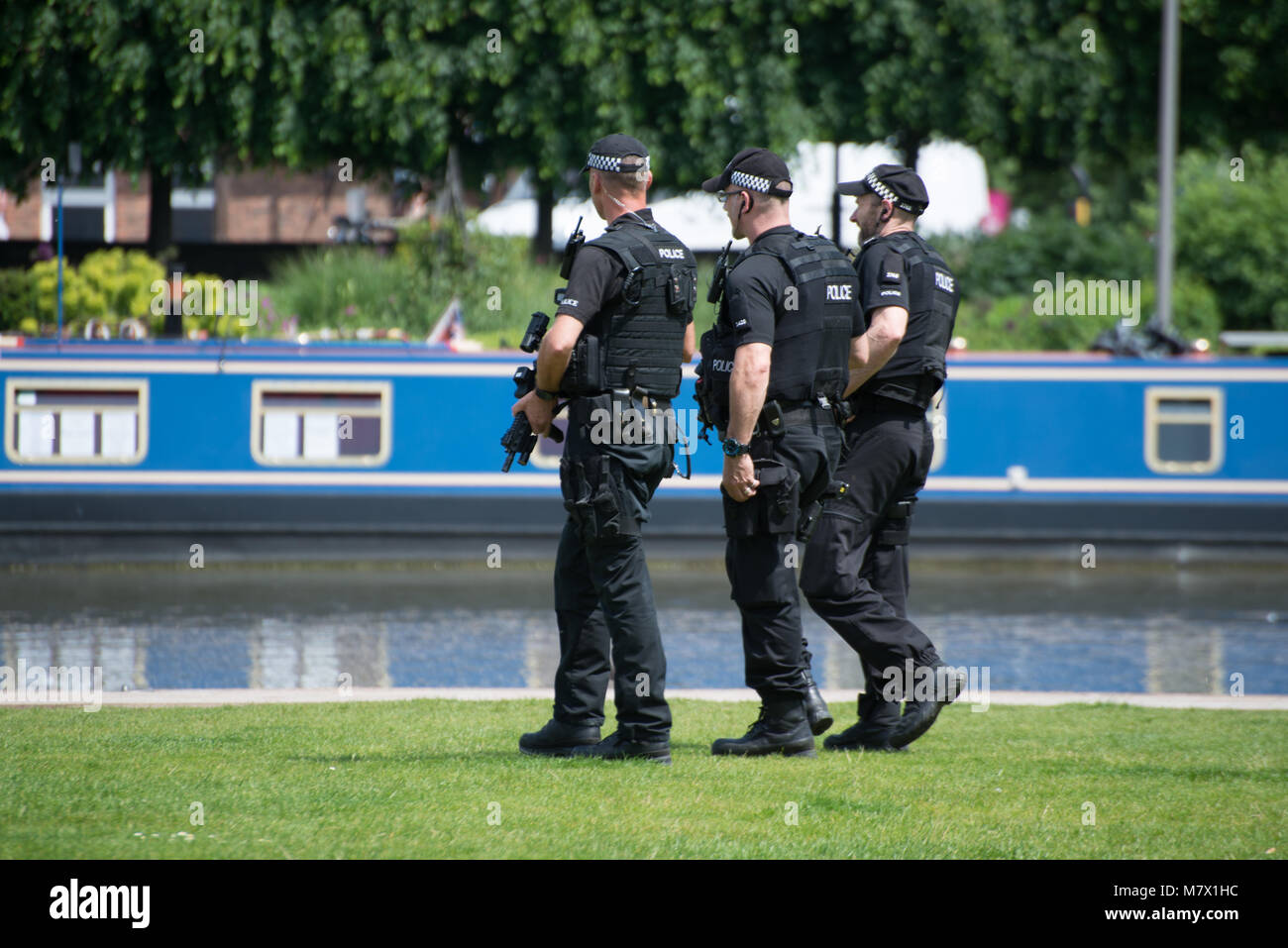 Nel Regno Unito la polizia armati pattugliano cittadina inglese dopo aver terrore alert con il fiume e acqua in background Foto Stock