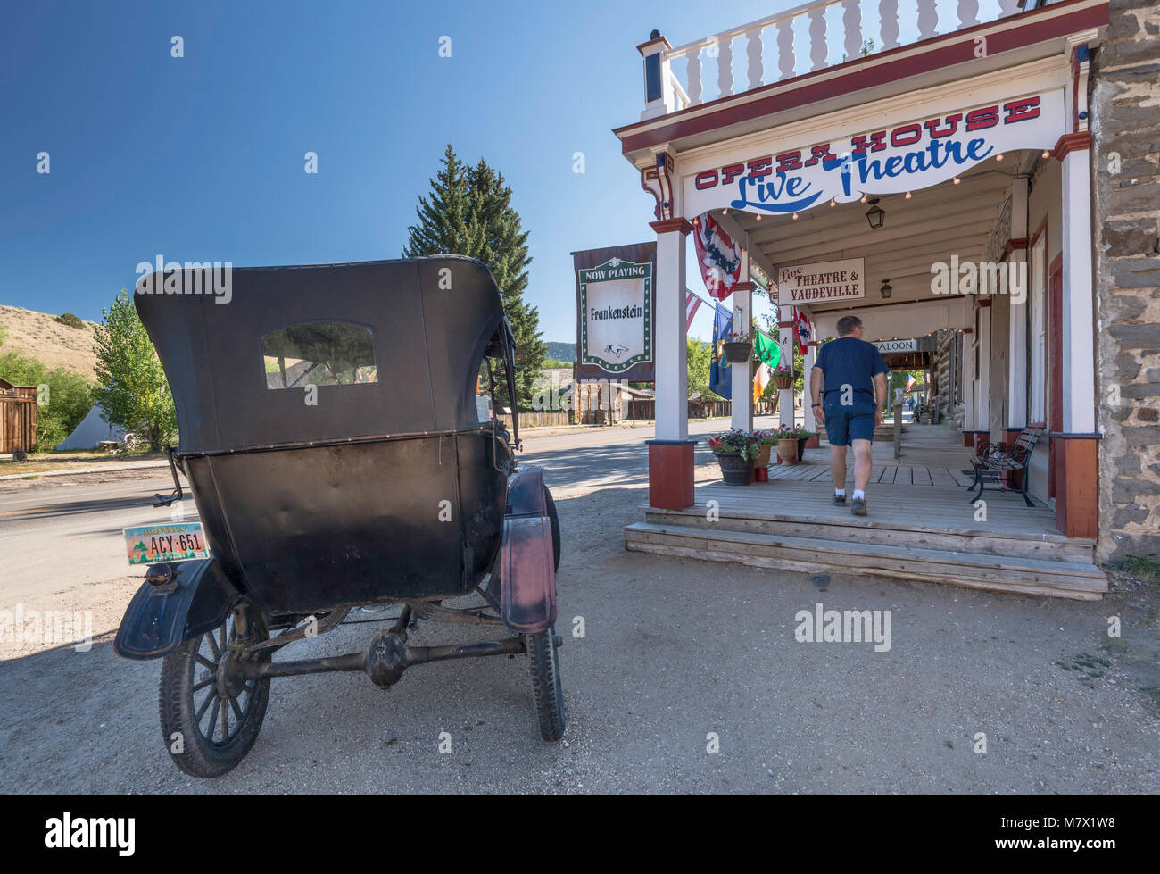 Ford Modello T automobile di fronte Smith & Boyd livrea stabile, ca 1900, ora Opera House, nella città fantasma di Virginia City, Montana, USA Foto Stock
