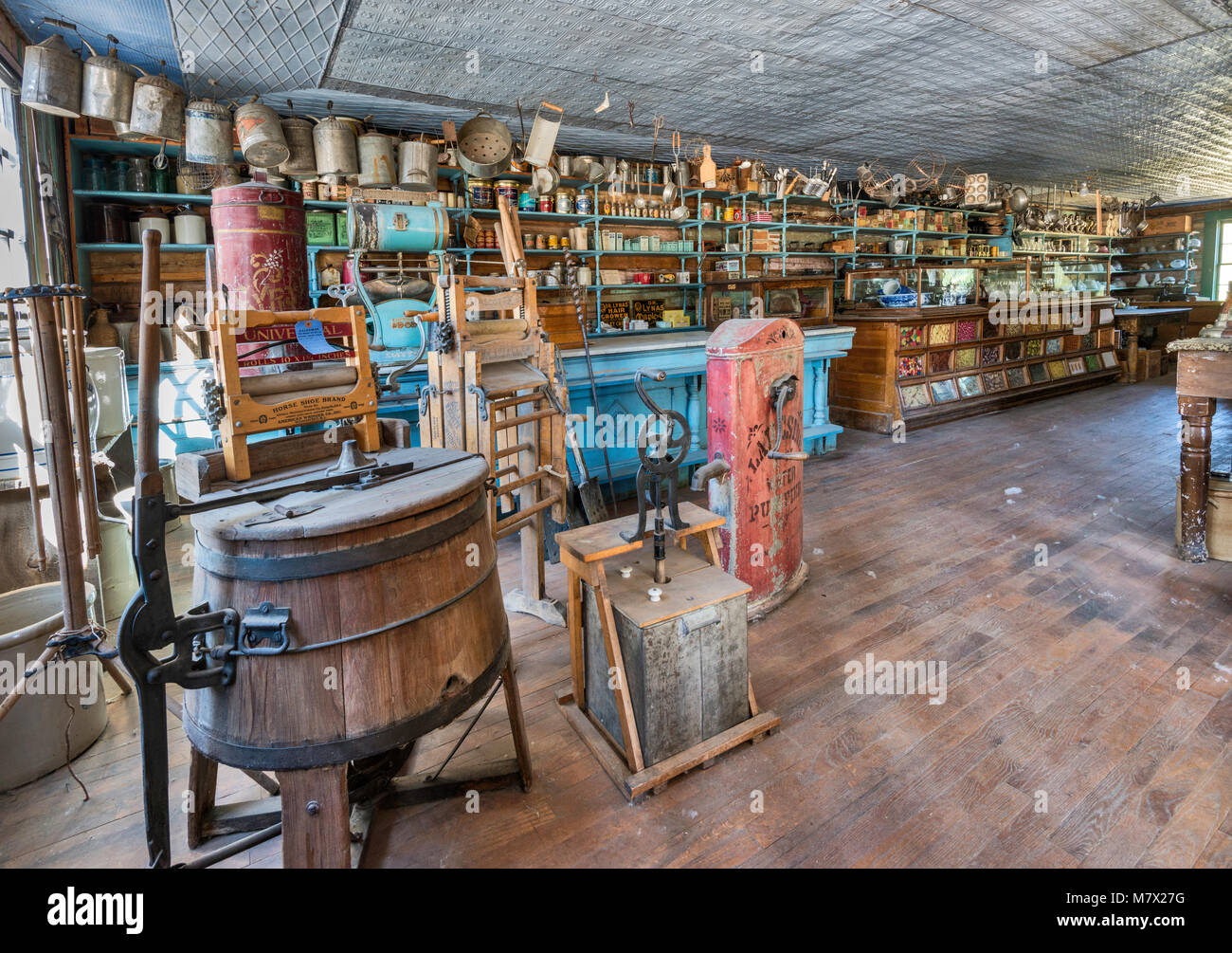 Interno della danza e Stuart Store (1862) nella città fantasma di Virginia City, Montana, USA Foto Stock