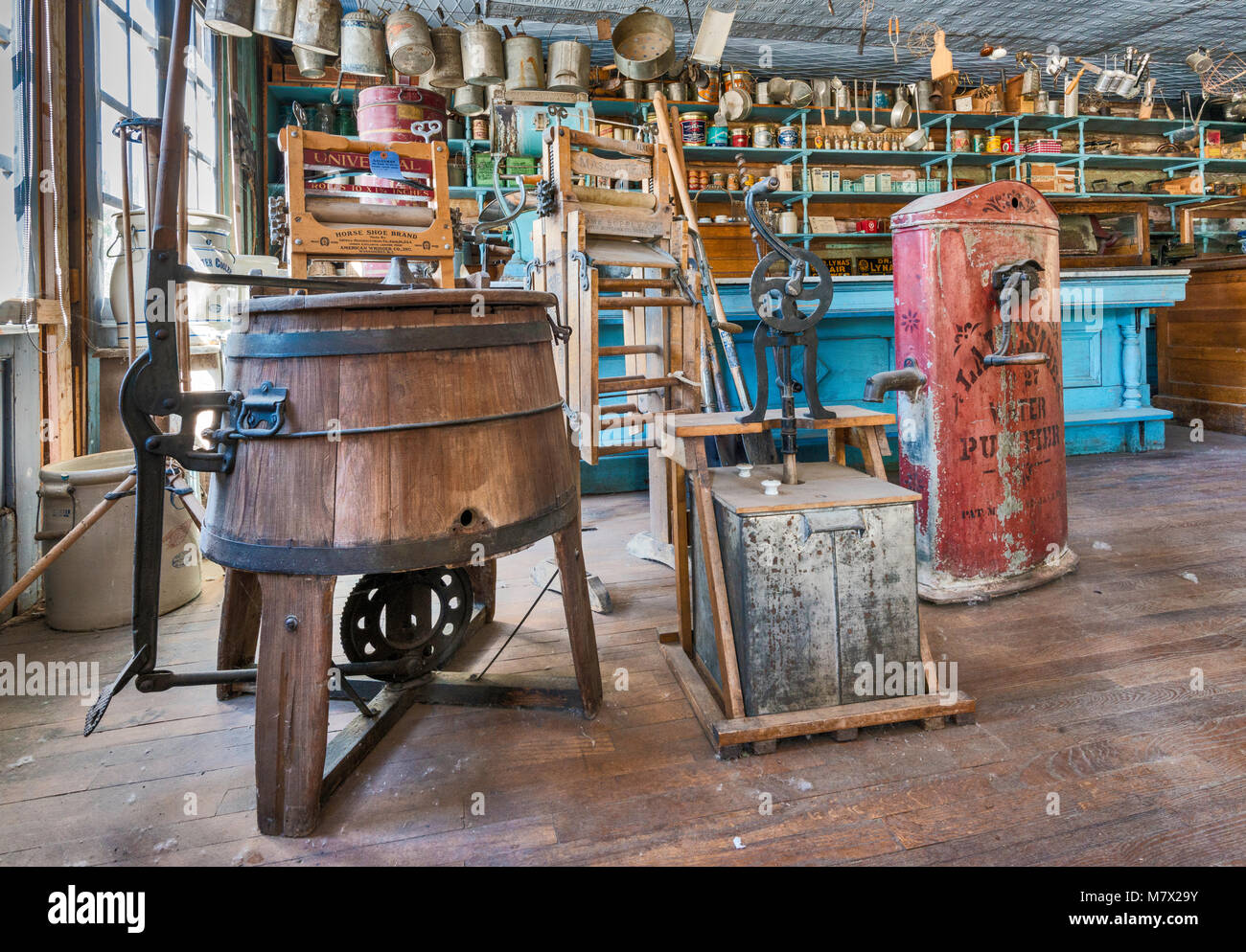 Interno della danza e Stuart Store (1862) nella città fantasma di Virginia City, Montana, USA Foto Stock