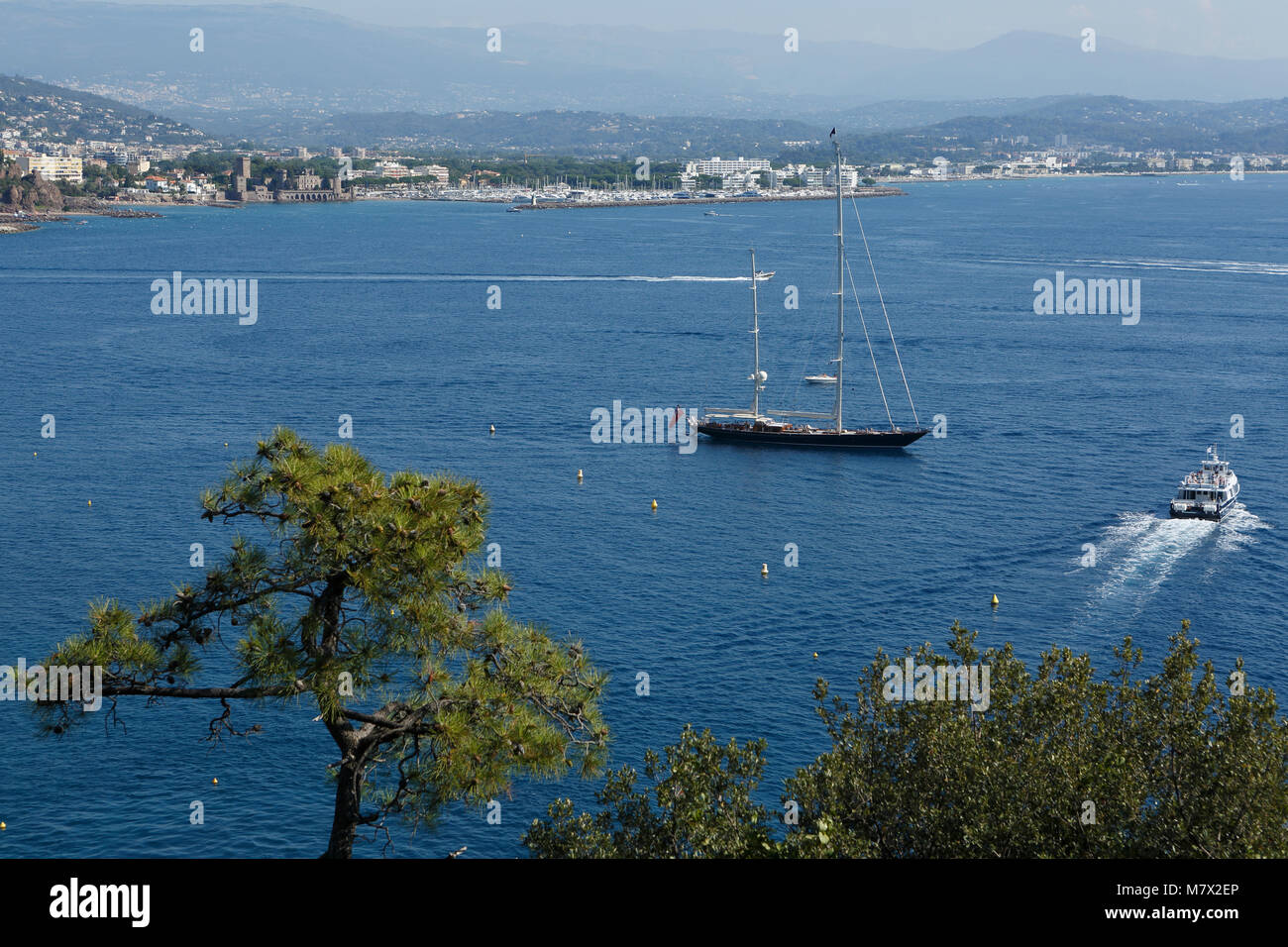 La Riviera Francese, noto anche come la Cote d Azur (Cote d'Azur), sullo sfondo delle città di Cannes, Francia, Europa Foto Stock