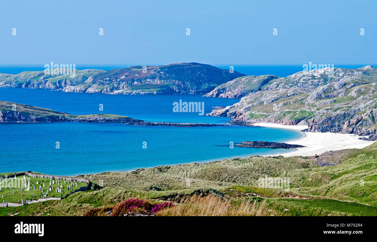 Guardando oltre il mare azzurro e la spiaggia di sabbia bianca a Oldshoremore Bay, vicino Kinlochbervie, Sutherland, Scozia, vecchio cimitero costiere in vista sulla sinistra. Foto Stock