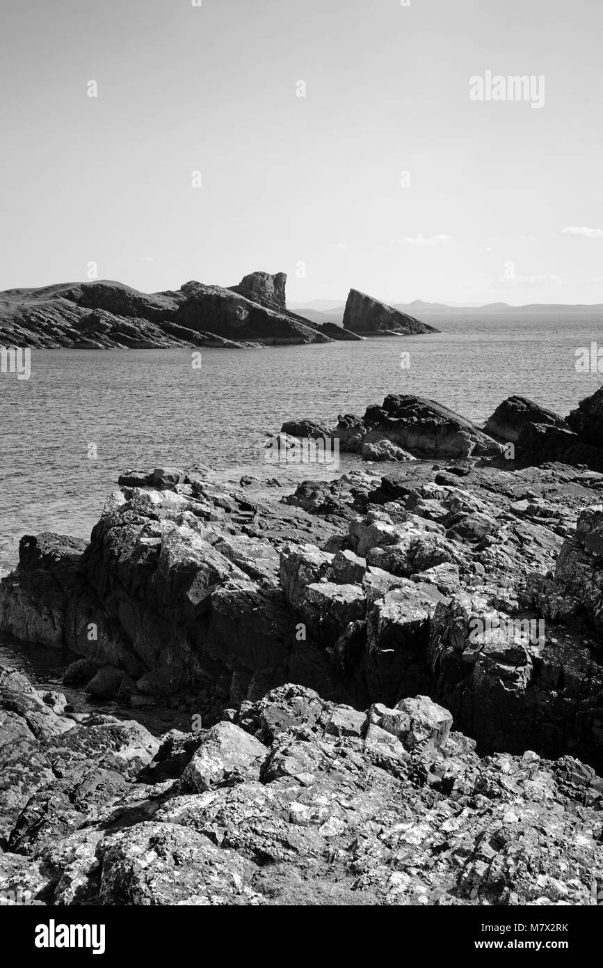 Il gruppo rock a Clachtoll Bay si vede attraverso il roccioso foreshore, Assynt, Sutherland, costa Nord 500 route, Highlands scozzesi, Scotland Regno Unito Foto Stock