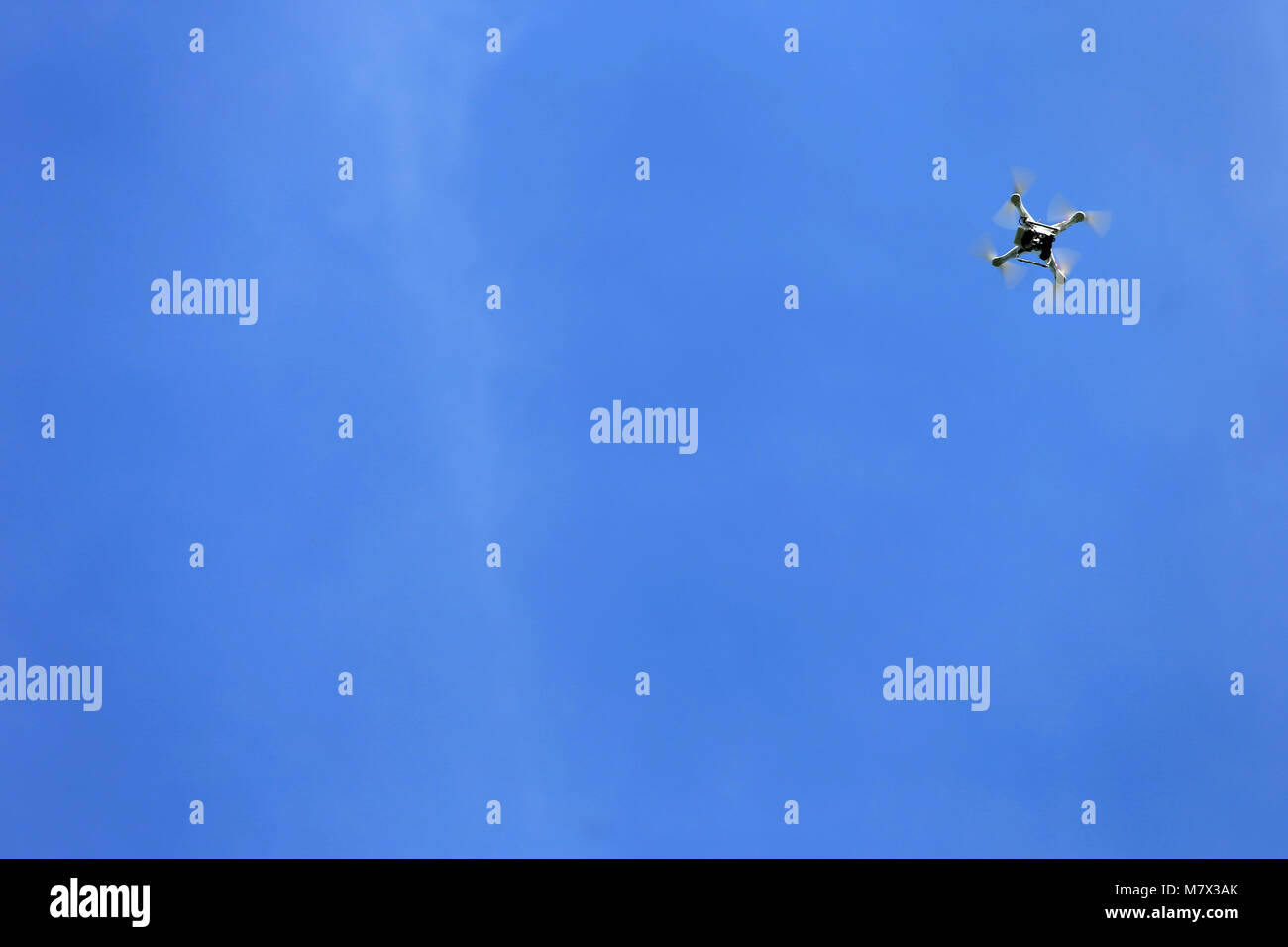 Generica illustrazione sul tema del drone civili: professional drone (o drone) DJI Phantom 2 Pro è dotato di un on-board GoPro Foto Stock