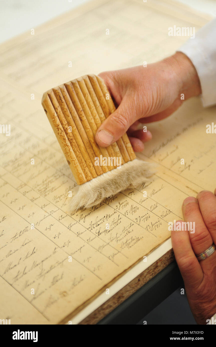 Loix-en-Re (Francia occidentale): Atelier Quillet, workshop di rilegatura di libri specializzati in vecchi libri e documenti, creato nel 1993 da Lionel Quillet. Atelier Foto Stock