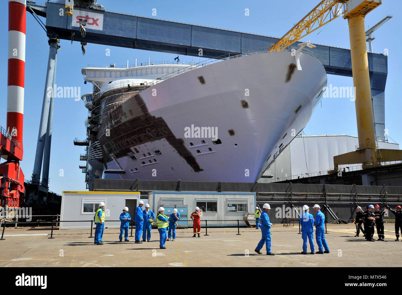 Cantieri navali STX in Saint-Nazaire, su 2015/06/17 costruzione della gigantesca nave MS armonia dei mari americano per la compagnia di crociera Royal Caribbean In Foto Stock