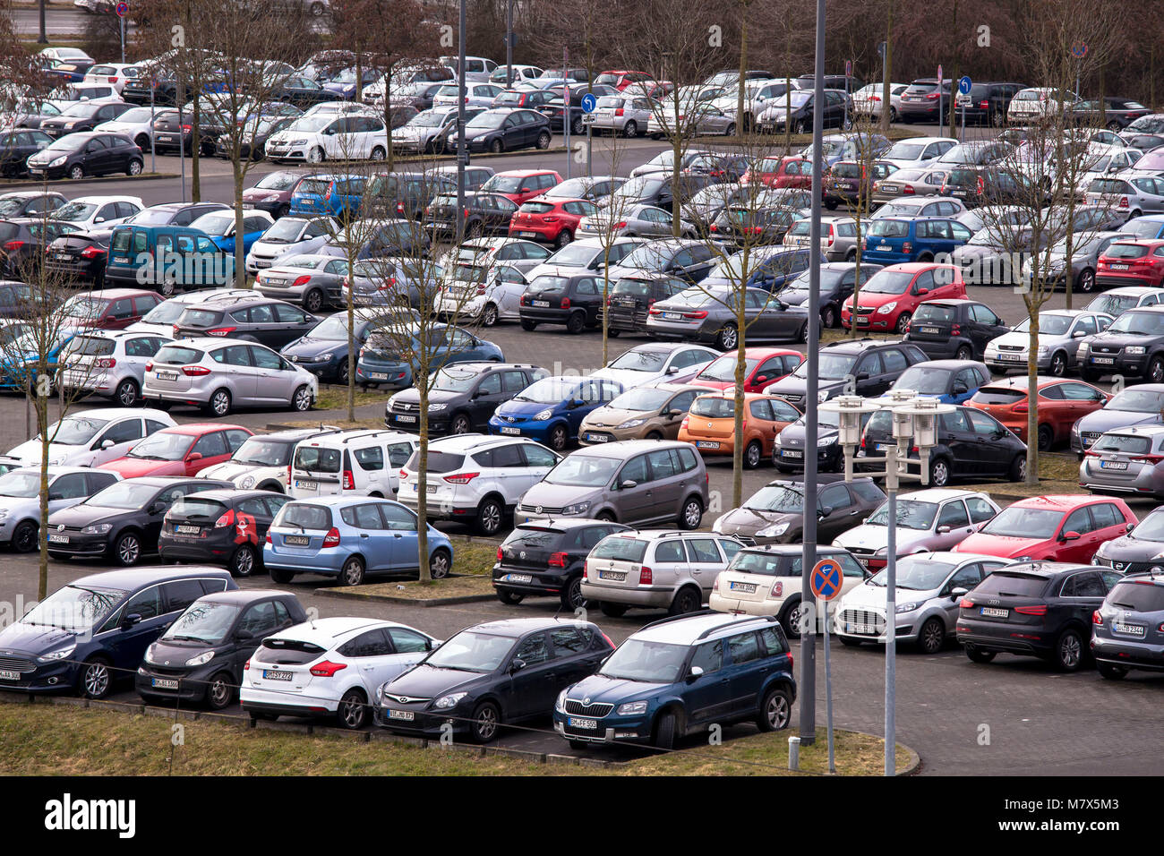 Germania, Colonia, Park and Ride parcheggio auto Weiden-West all'Aachener Street nel quartiere di Weiden. Deutschland, Koeln, Park and Ride Parkplatz Weide Foto Stock