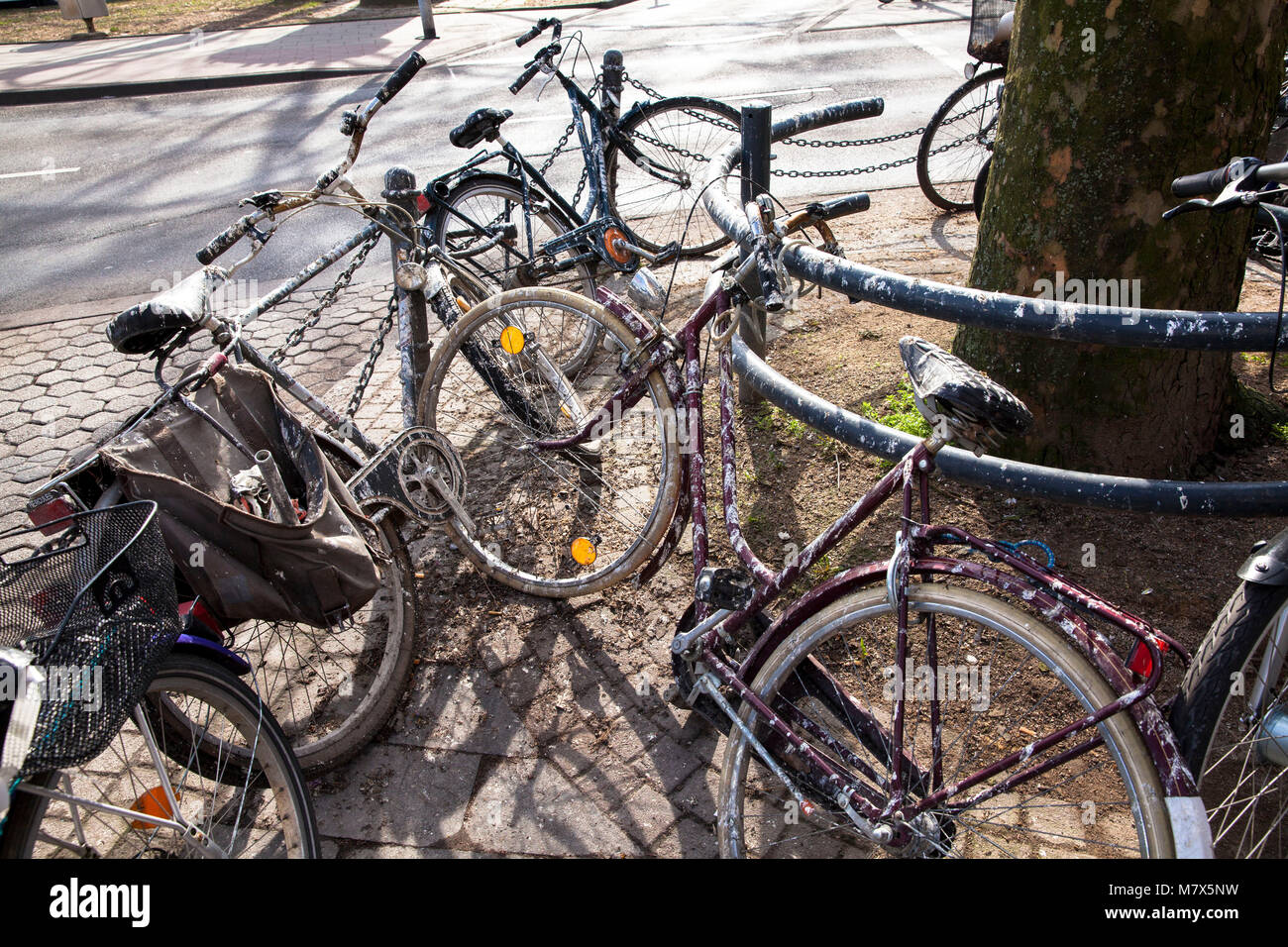 Germania, Colonia, con escrementi coperto per le biciclette in città. Deutschland, Koeln, mit Vogelkot verdreckte Fahrraeder in der Innenstadt. Foto Stock