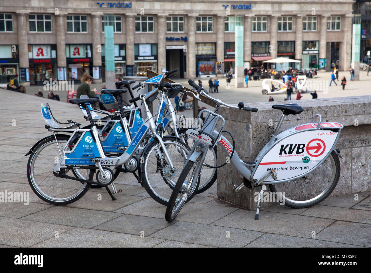 Germania, Colonia, noleggio di biciclette dei concorrenti fornitori Tedesco ferroviaria (Ford-Pass-bike, DB chiamata una bicicletta) e Koelner Verkehrsbetriebe KVB (Colonia pu Foto Stock