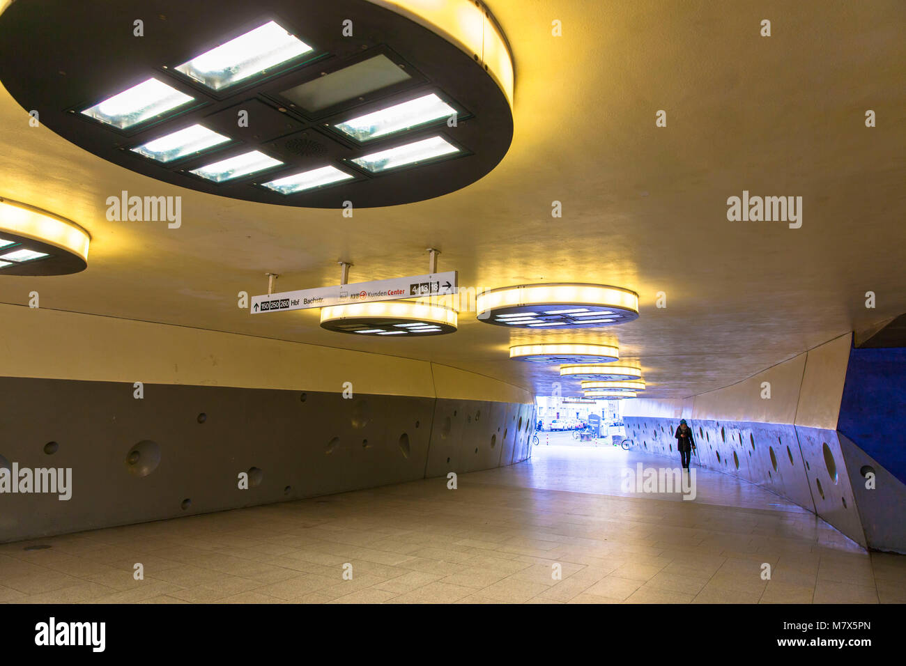 Germania, Colonia, underpass al Wiener square nel quartiere Muelheim. Deutschland, Koeln, Unterfuehrung Am Wiener Platz im Stadtteil Muelheim. Foto Stock