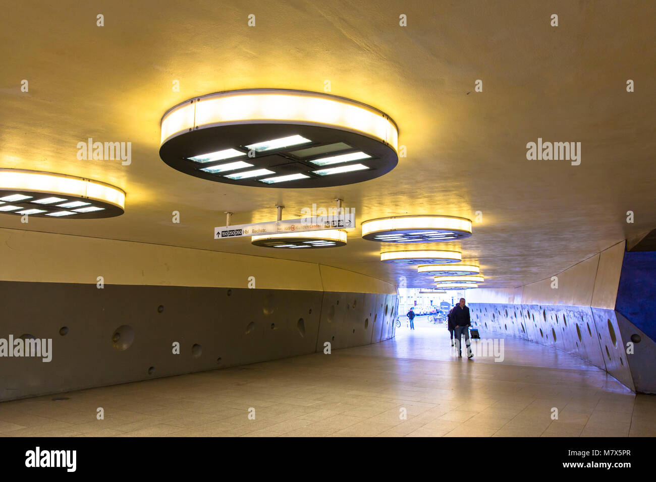 Germania, Colonia, underpass al Wiener square nel quartiere Muelheim. Deutschland, Koeln, Unterfuehrung Am Wiener Platz im Stadtteil Muelheim. Foto Stock