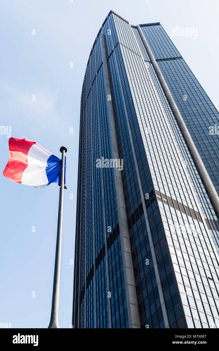 Parigi (Francia): grattacielo " tour Montparnasse' e tricolore francese Foto Stock