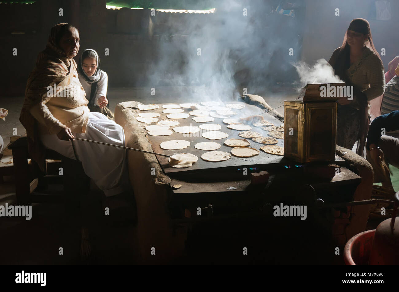 Nella cucina del tempio d'oro, donne cook, chapati - tradizionale pane indiano. Foto Stock