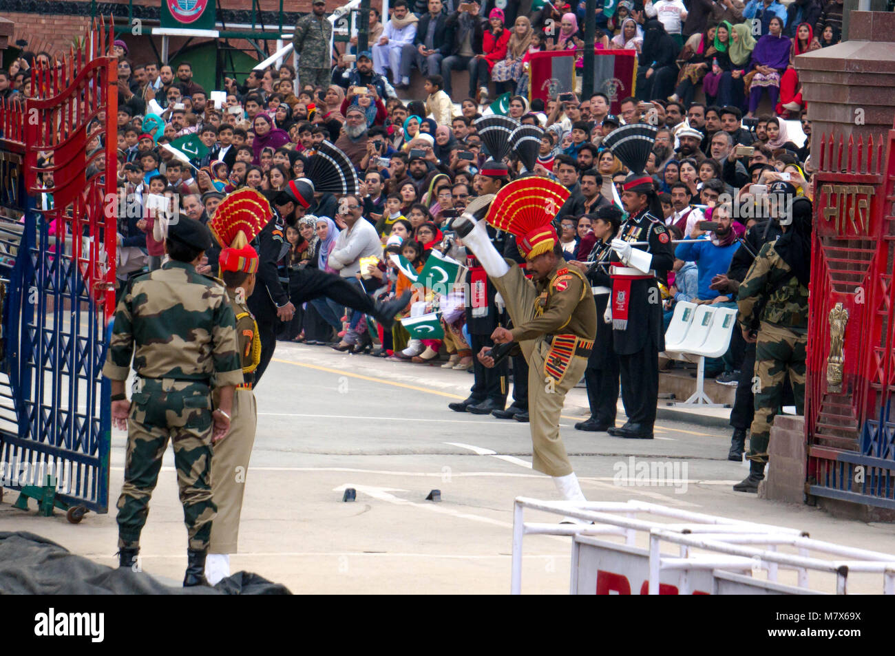 Visualizza la chiusura della frontiera tra India e Pakistan. Cerimonia in India. Foto Stock