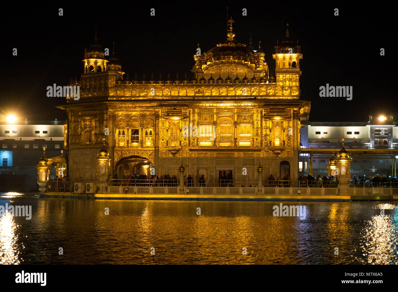 Tempio d'oro di notte di Amritsar Punjab, India Foto Stock
